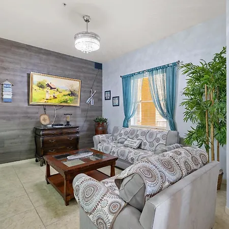 Cozy & Spacious Condo 10Min Walk To Beach-2