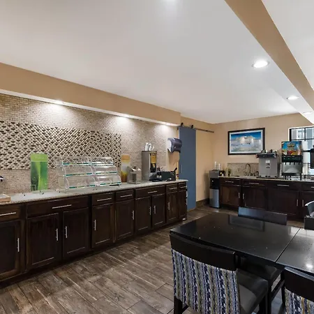 Quality Inn & Suites Airport-3