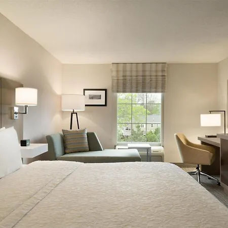 Hampton Inn & Suites Middletown-3