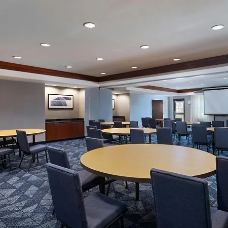 Courtyard By Marriott Omaha Aksarben Village-2