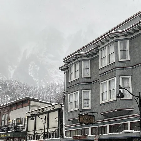 Alaskan Hotel And Bar-3