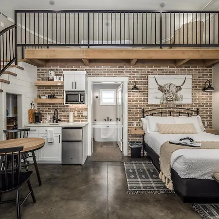 Unique Silo Honeymoon Suite/ Soaker Tub/ Sleeps 4-3