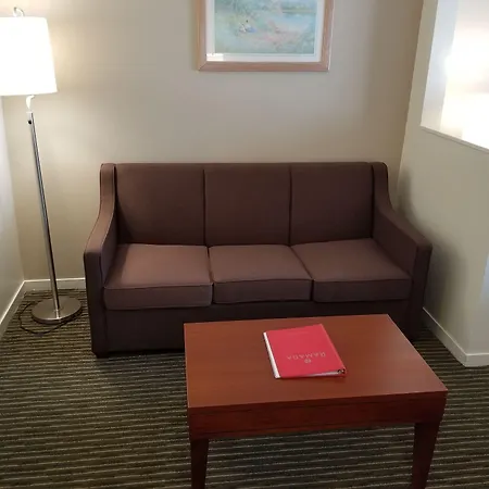 Ramada By Wyndham Bakersfield-3