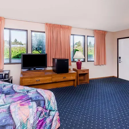 Knights Inn Mackinaw City-3