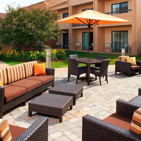 Courtyard By Marriott Rockford-3