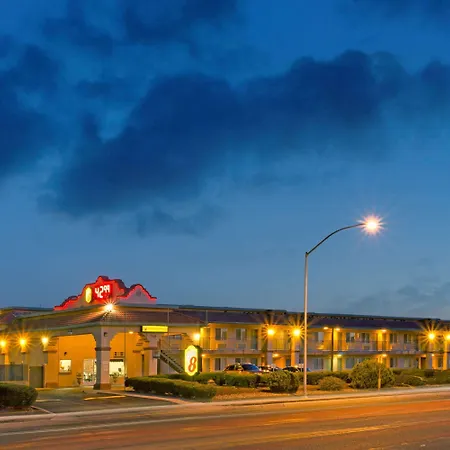 Super 8 By Wyndham Tucson Downtown Convention Center-2