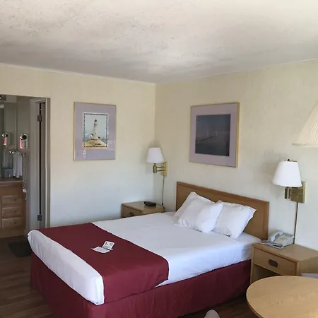 Travelodge By Wyndham Mackinaw City-2