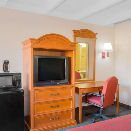 Days Inn By Wyndham Tallahassee University Center-3