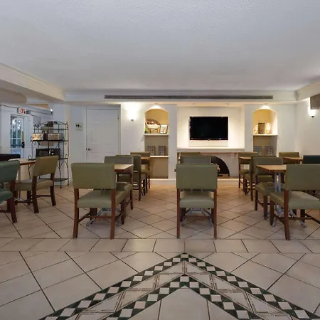 La Quinta Inn By Wyndham Pensacola-3