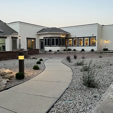 Orangewood Inn & Suites Kansas City Airport-3