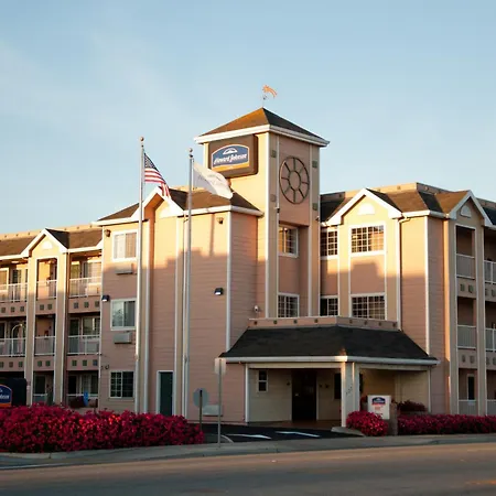 Howard Johnson By Wyndham Salinas-3