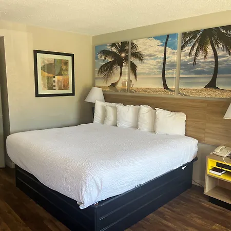 Days Inn By Wyndham St. Petersburg Central-2