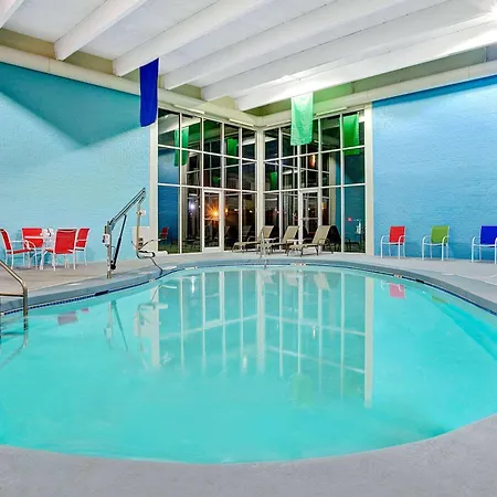 Travelodge By Wyndham Iowa City-2