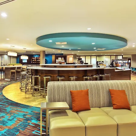 Courtyard By Marriott Gulfport Beachfront-3