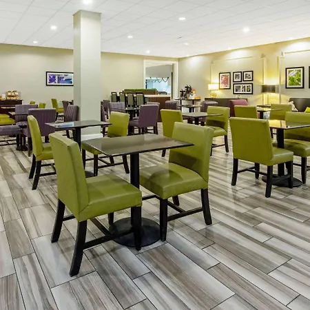La Quinta Inn & Suites By Wyndham New Orleans Airport-2