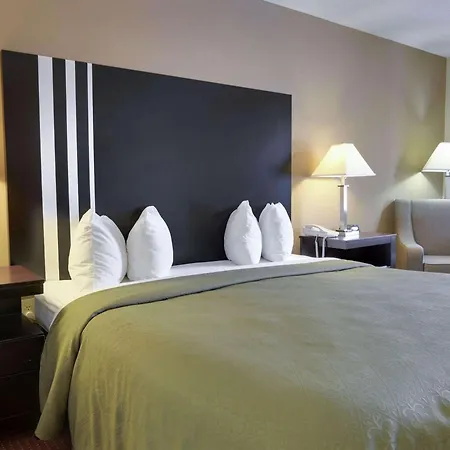Quality Inn & Suites Clarksville-3