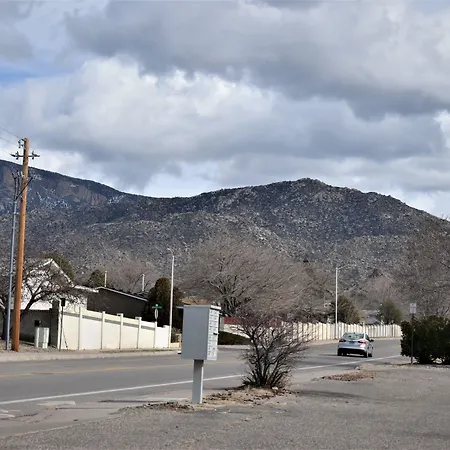 Travelodge By Wyndham Albuquerque East-2