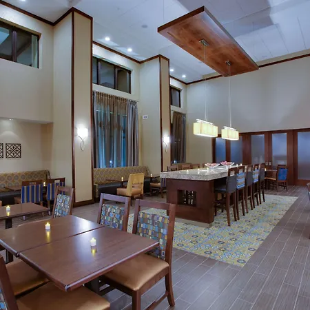 Hampton Inn & Suites Philadelphia/Bensalem-3