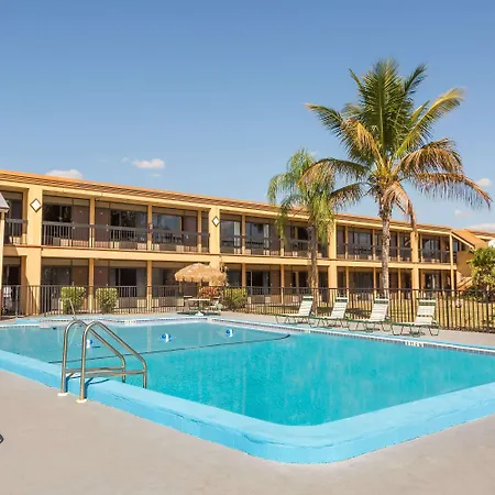 Travelodge By Wyndham Fort Myers North-2