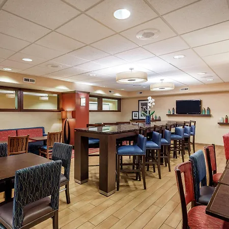 Hampton Inn Milwaukee Airport-3