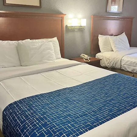 Travelodge By Wyndham Terre Haute-3