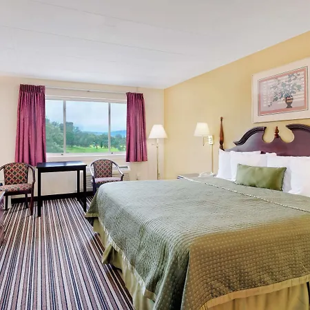 Travelodge By Wyndham Chambersburg-3