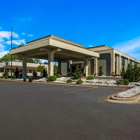 Clarion Inn & Suites Grand Rapids Airport-2