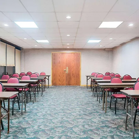 Ramada By Wyndham Plymouth Hotel & Conference Center-2