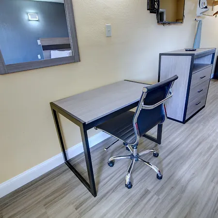 Econo Lodge At Military Circle-3