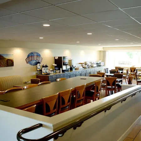 Baymont By Wyndham St. Ignace Lakefront-3