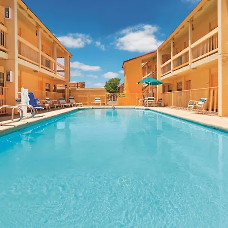Baymont By Wyndham Lubbock - Downtown Civic Center-3