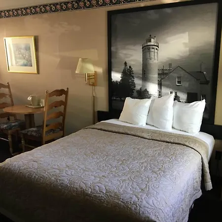Super 8 Beachfront By Wyndham Mackinaw City, Mi-3