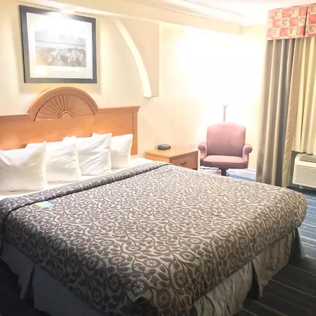 Days Inn By Wyndham San Antonio Airport-2