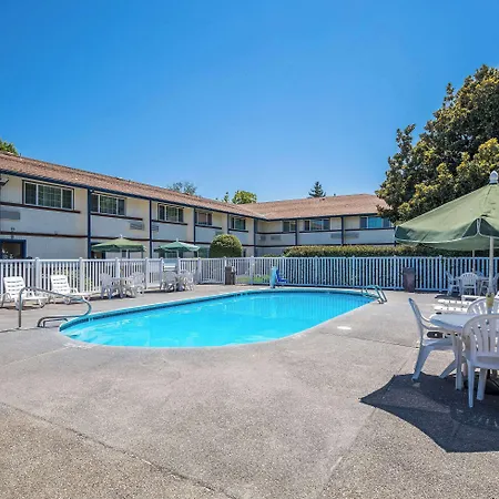 Quality Inn & Suites Medford Airport-3