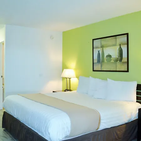 Travelodge By Wyndham Lincoln Northeast-3