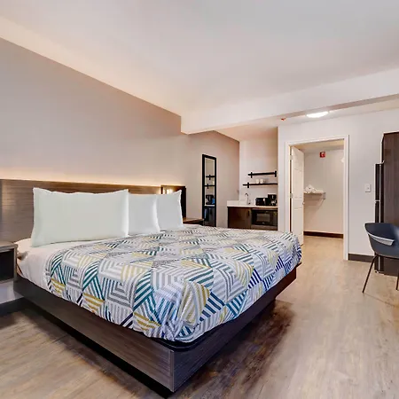 Econo Lodge-3