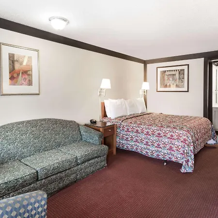 Knights Inn Racine-2