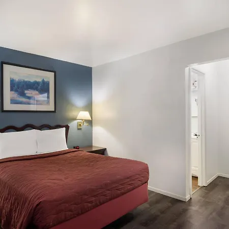 Rodeway Inn & Suites Sidney Historic Downtown I-80-3