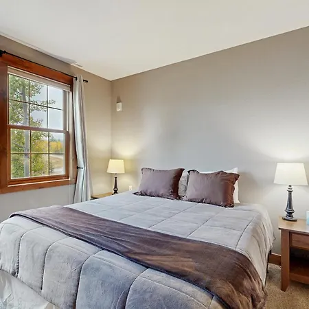 Kicking Horse Lodges 3-202-2