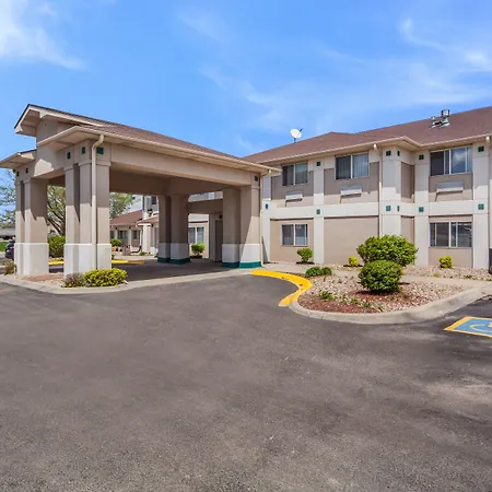 Quality Inn & Suites Omaha Chalco-3
