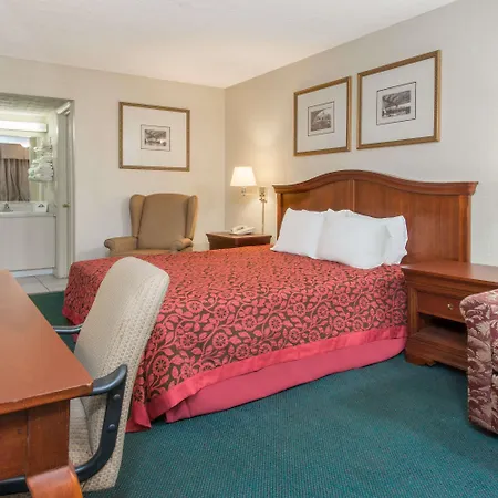 Days Inn & Suites By Wyndham Dayton North-3