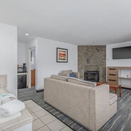 Crossroads Inn & Suites-3