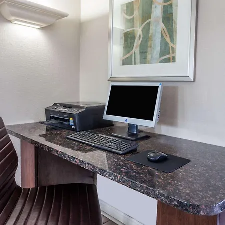 Days Inn & Suites By Wyndham Roseville/Detroit Area-3