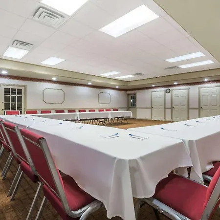Howard Johnson By Wyndham Springfield-3
