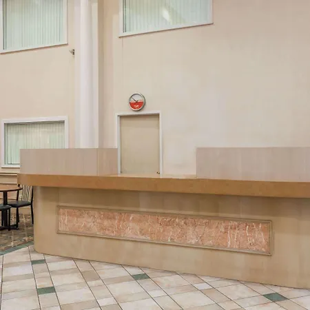 Ramada By Wyndham Hammond Hotel & Conference Center-2