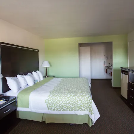 Days Inn By Wyndham Oceanside-3