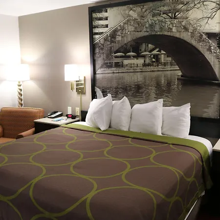 Super 8 By Wyndham San Antonio/I-35 North-3