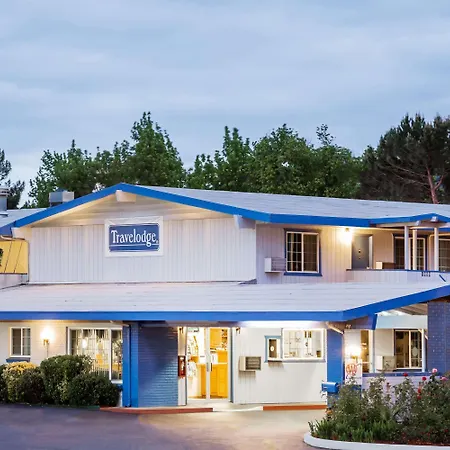 Travelodge By Wyndham Grants Pass-3