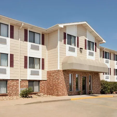 Travelodge By Wyndham Jefferson City-3