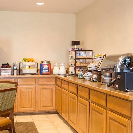 Country Inn & Suites By Radisson, Nevada, Mo-2